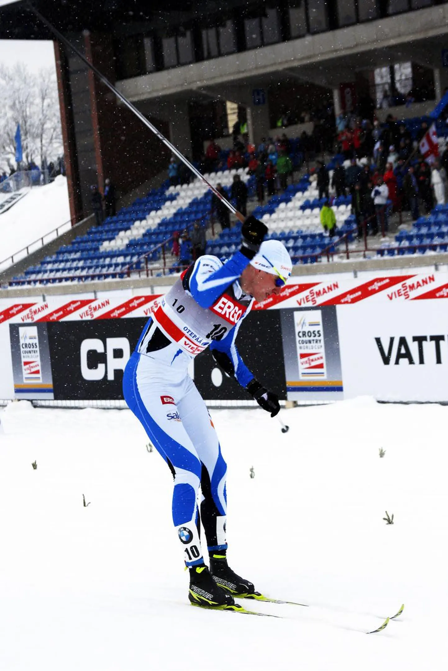 Poolfinaalis viimaseks jäänud Kein Einaste vihaselt suusakepiga vastu maad põrutamas.