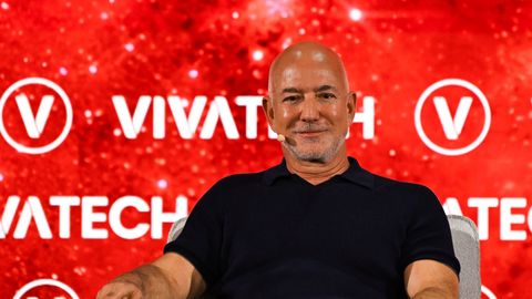 Miljardär Jeff Bezos ostis Liverpoolist ligi 40 protsenti, laual on ka klubi ülevõtmine