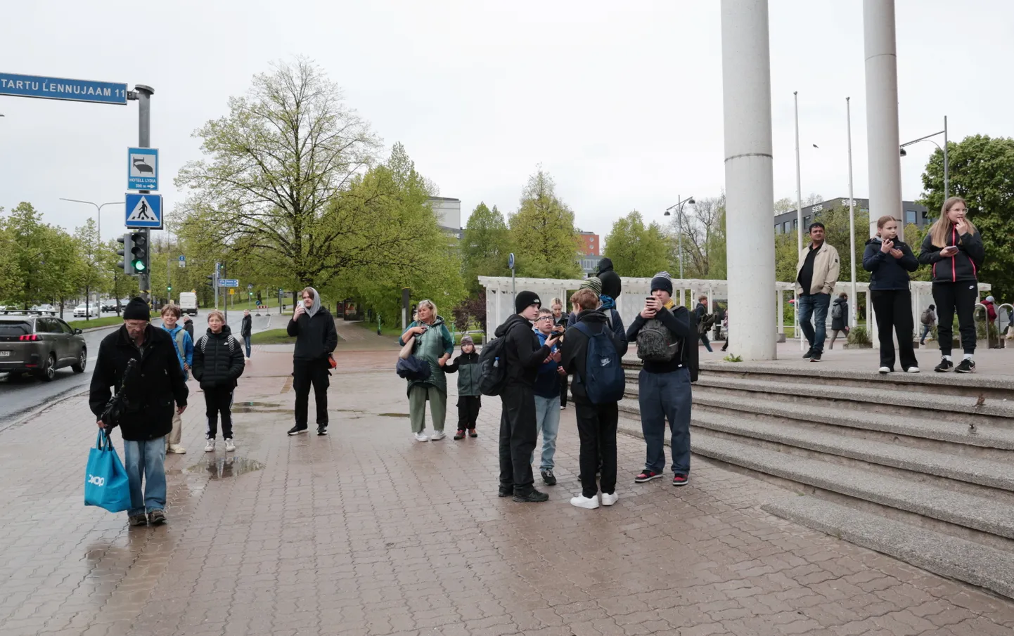 Kümned linlased ootasid Tartu kesklinnas ohusireeni üürgama hakkamist, kuid kesklinnas seda ei juhtunudki.