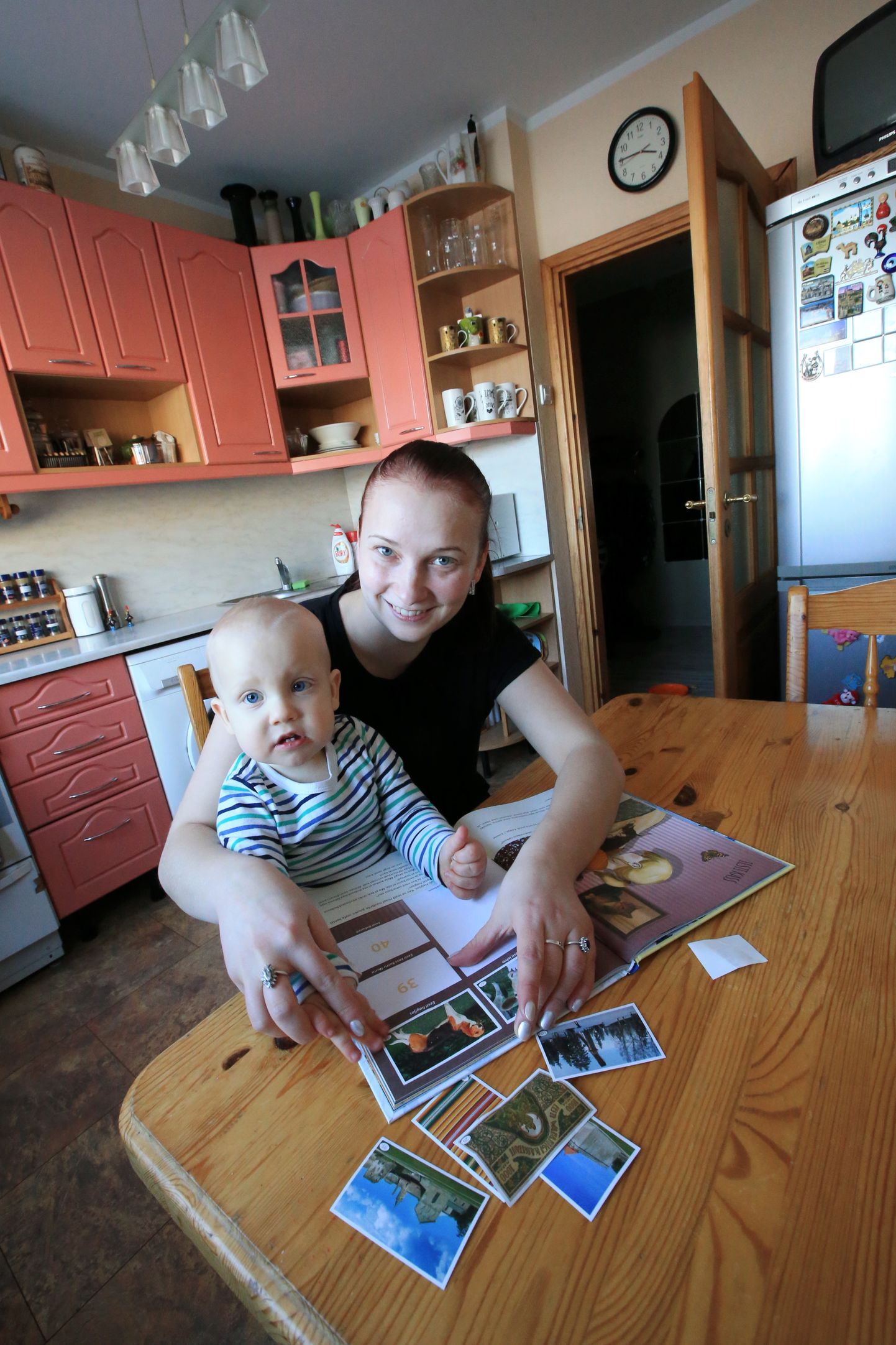 Raili Pokk ostis lasteraamatu «Meie Eesti» eelmisel nädalal oma pojale Nicolasele. Sajast raamatusse käivast kleepsust on neil veel puudu ligi 30. Kuus kleepsu õnnestus neil hankida eile Facebooki kaudu.