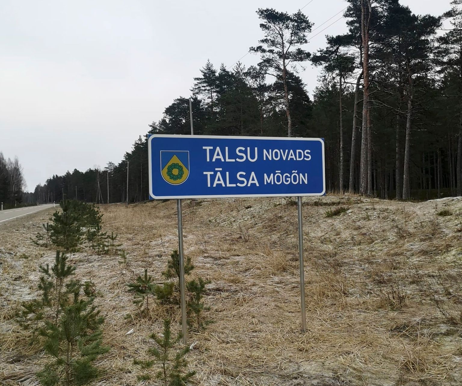 Lätis Talsi piirkonnas pandi maantee äärde üles läti- ja liivikeelne teetähis.