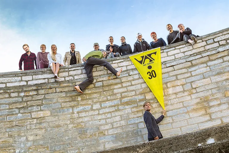 VAT Teater 2017. aastal. Fotol (vastakult) Sander Põllu, Meelis Põdersoo, Maari Talvist, Mihkel Seeder, Ago Soots, Aare Toikka, Mari-Liis Velberg, Eva Naruskberg, Raul Õitspuu, Tiiu Talvist, Margo Teder, Tiina Rebane.