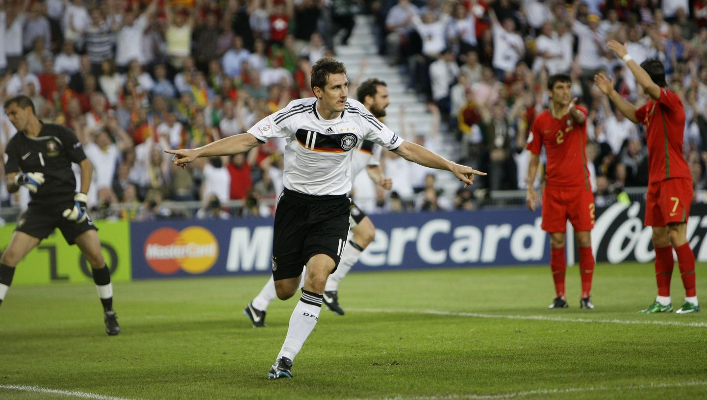 Miroslav Klose tähistab väravat