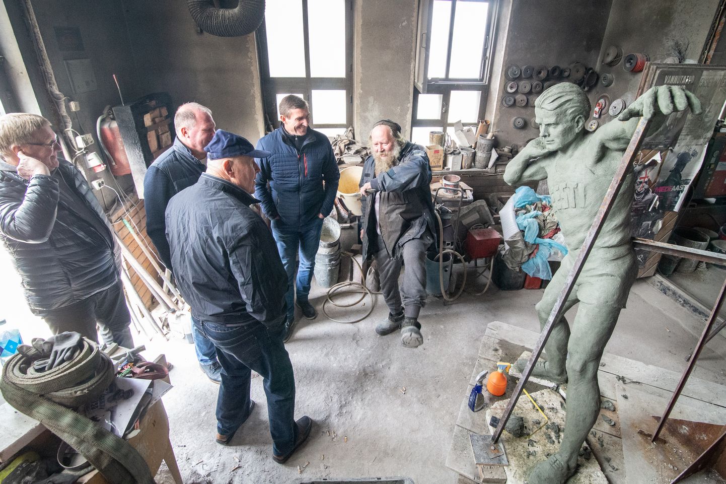 В понедельник на процесс создания фигуры Хейно Липпа приехали посмотреть в ателье скульптора Айвара Симсона инициаторы ее установки.