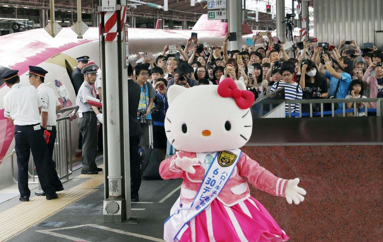 Hello Kitty teemarong Osaka raudteejaamas laupäeval. Kiirrong tegi viimasel juunipäeval oma esimese reisi Osaka ja Fukuoka vahel ning jääb liinile liiklema kuni septembri lõpuni.