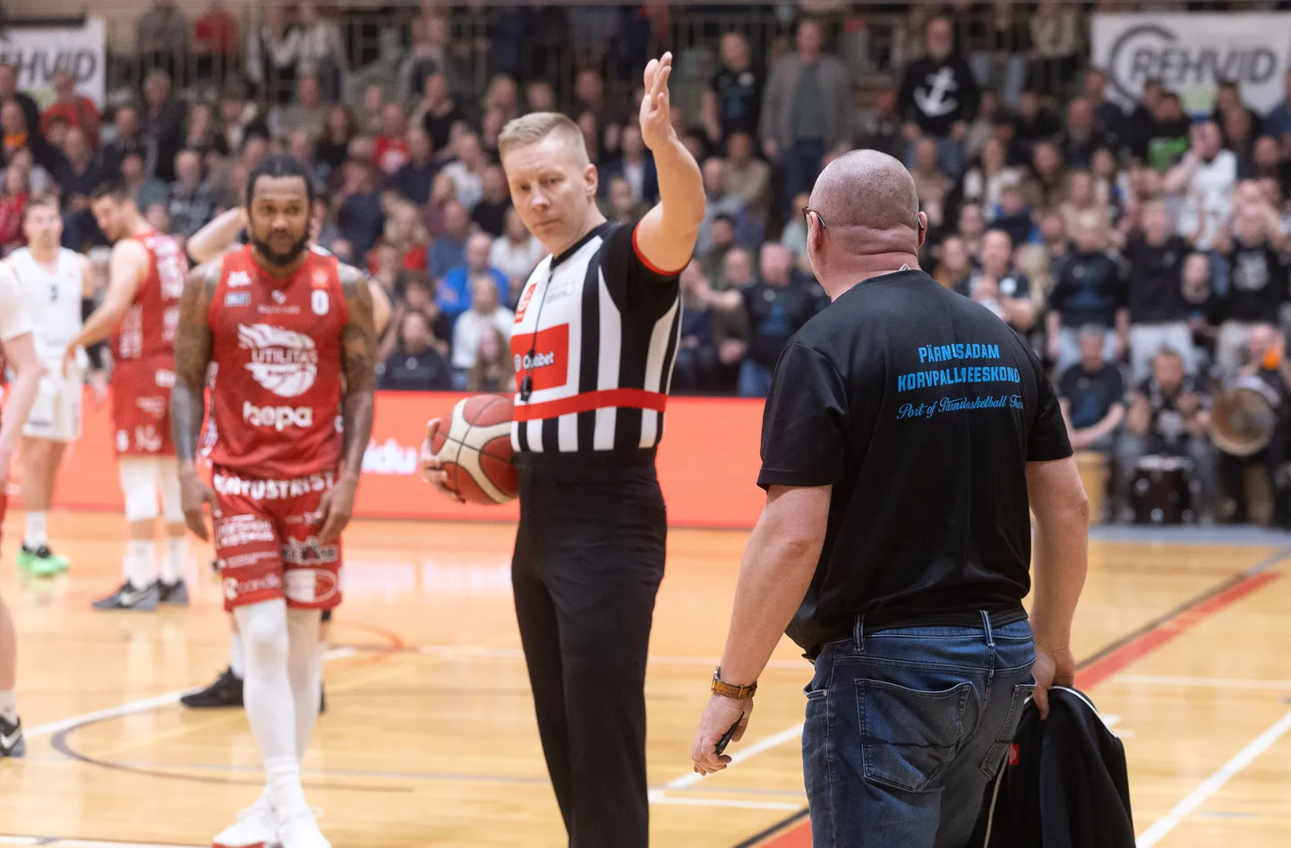 Kohtunik Rain Peerandi ja Pärnu Sadama klubijuht Johan Kärp (paremal seljaga).