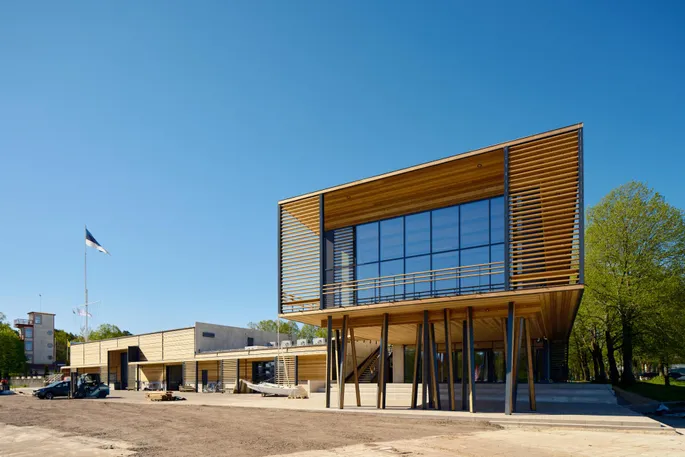 Rita va Alina ojiz Lelikka tashrif buyurishadi (porno)