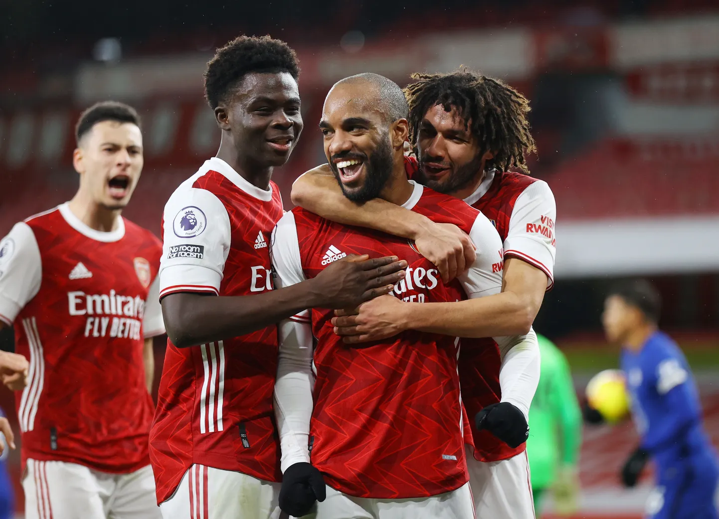 Londoni Arsenali avavärava autor Alexandre Lacazette koos Mohamed Elneny ja Bukayo Sakaga.