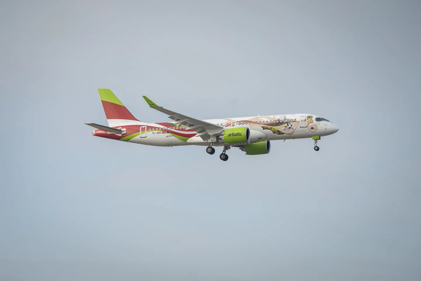 Новый самолет airBaltic Airbus A220-300