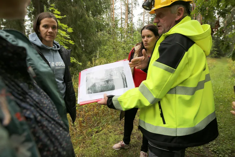 Kaevurist giid Jüri Sala näitab pildil, kui uhke nägi välja õlitehase rajaja William Dunni häärber, millest on säilinud vaid kaks treppi.