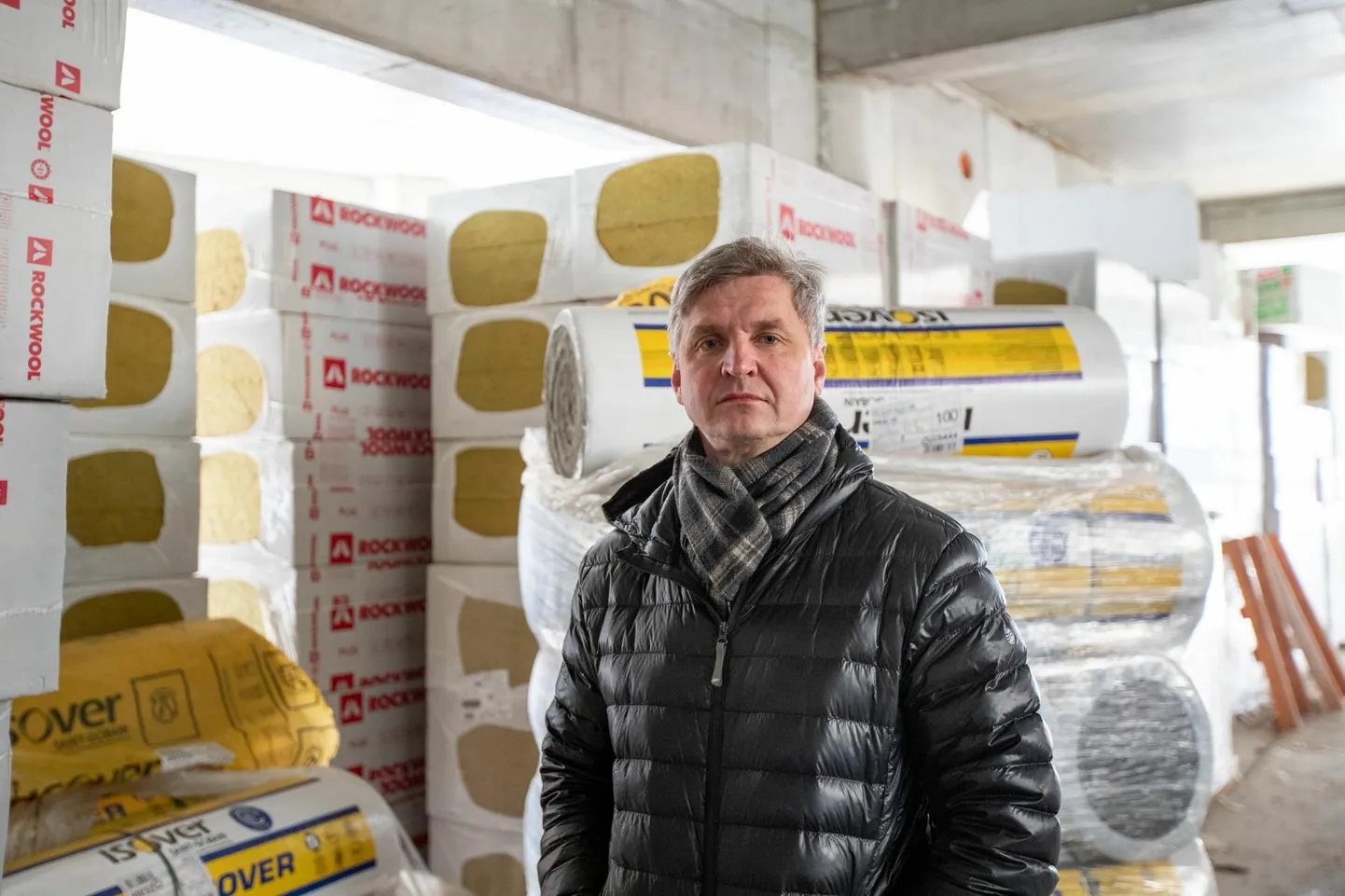 Astlanda Ehitus juhatuse esimees Kaupo Kolsar Tallinnas Estonia puisteel, kus käib kunstiülikooli endiste ajutiste ruumide renoveerimine. Tema selja taga soojustusvilla varu.