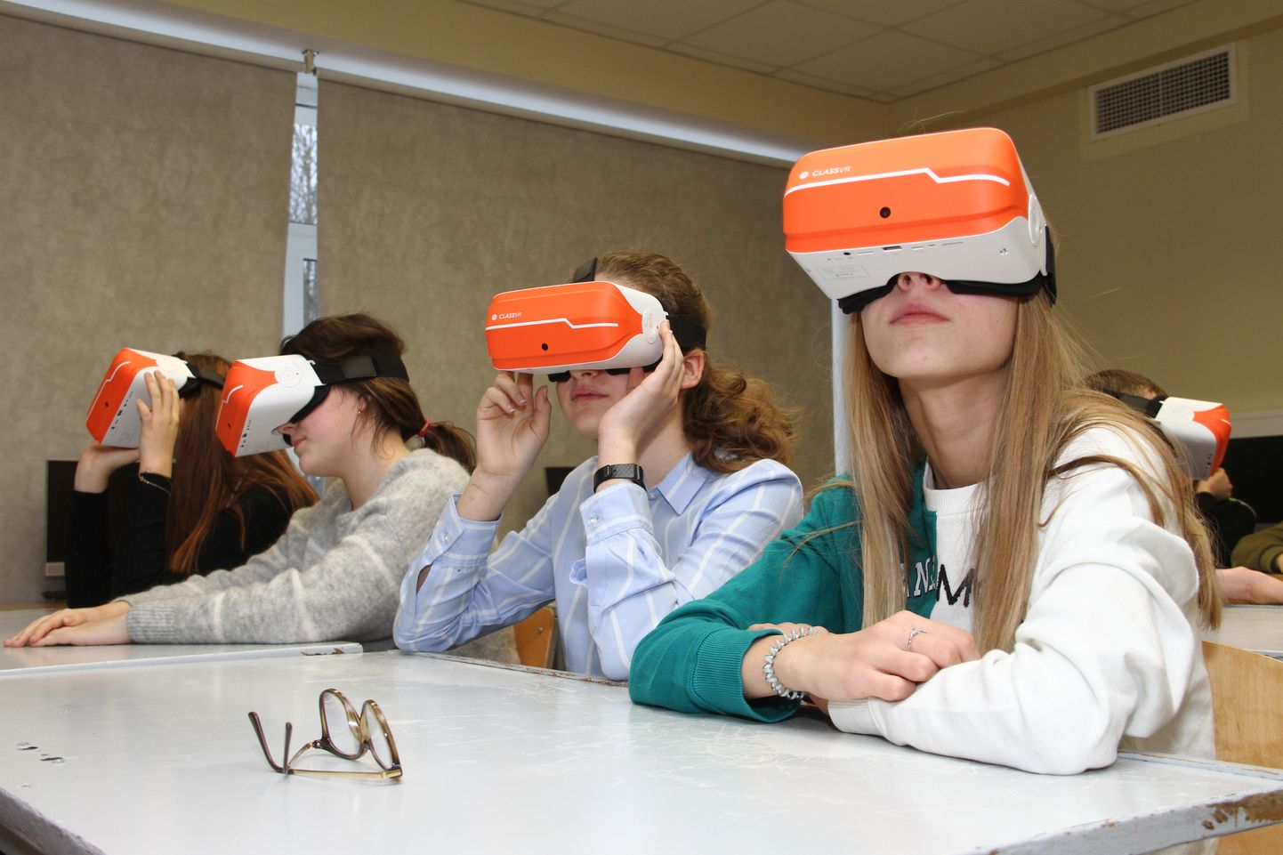 Семиклассники осваивают очки виртуальной реальности на уроке в Пяхклимяэской гимназии.