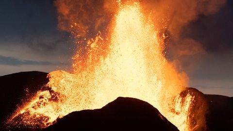 Islandi pealinna lähedal hakkas purskama vulkaan