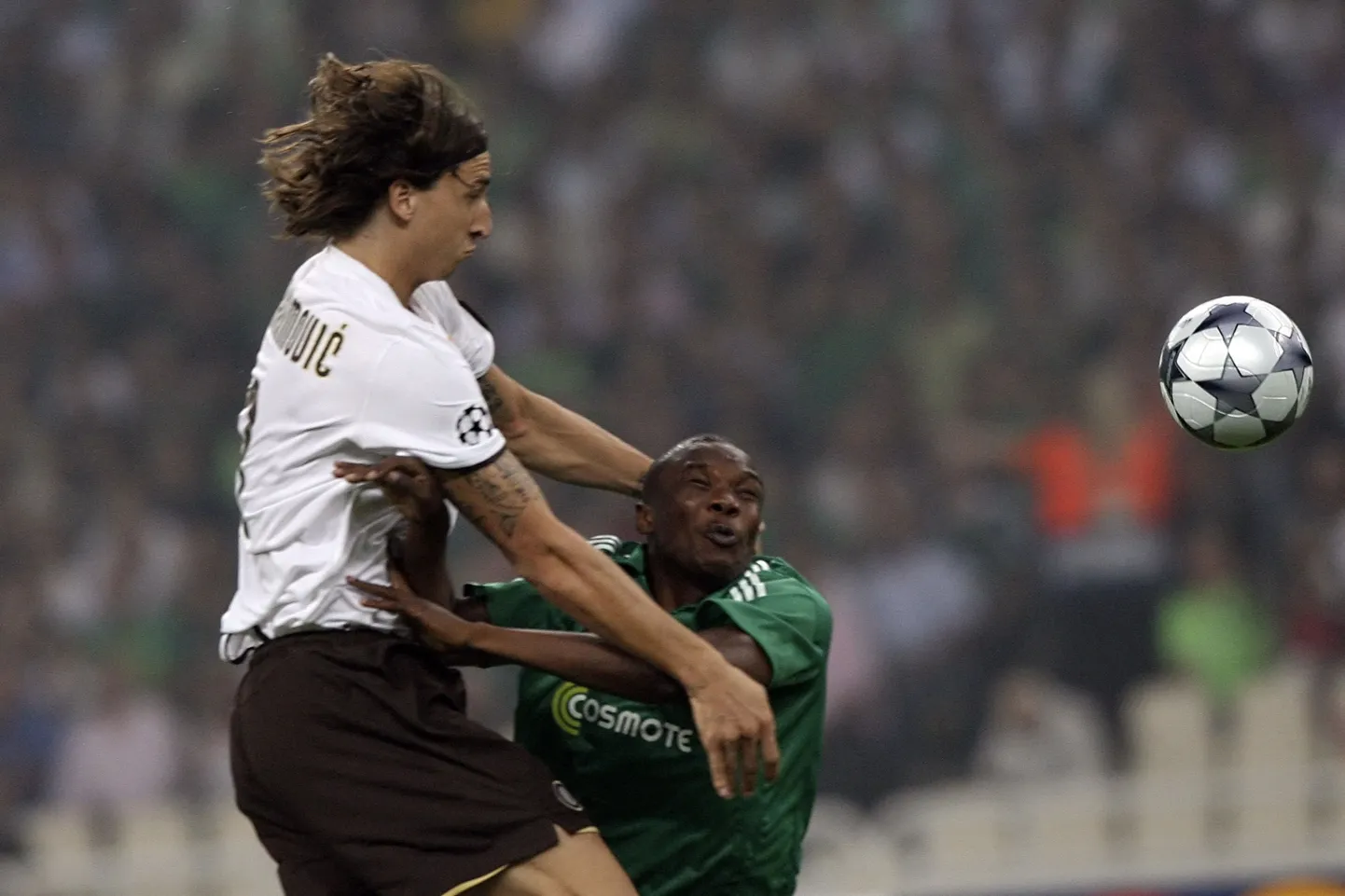 Inter Milaano Zlatan Ibrahimovic (vasakul) võitleb palli eest Panathinaikose Simaoga.