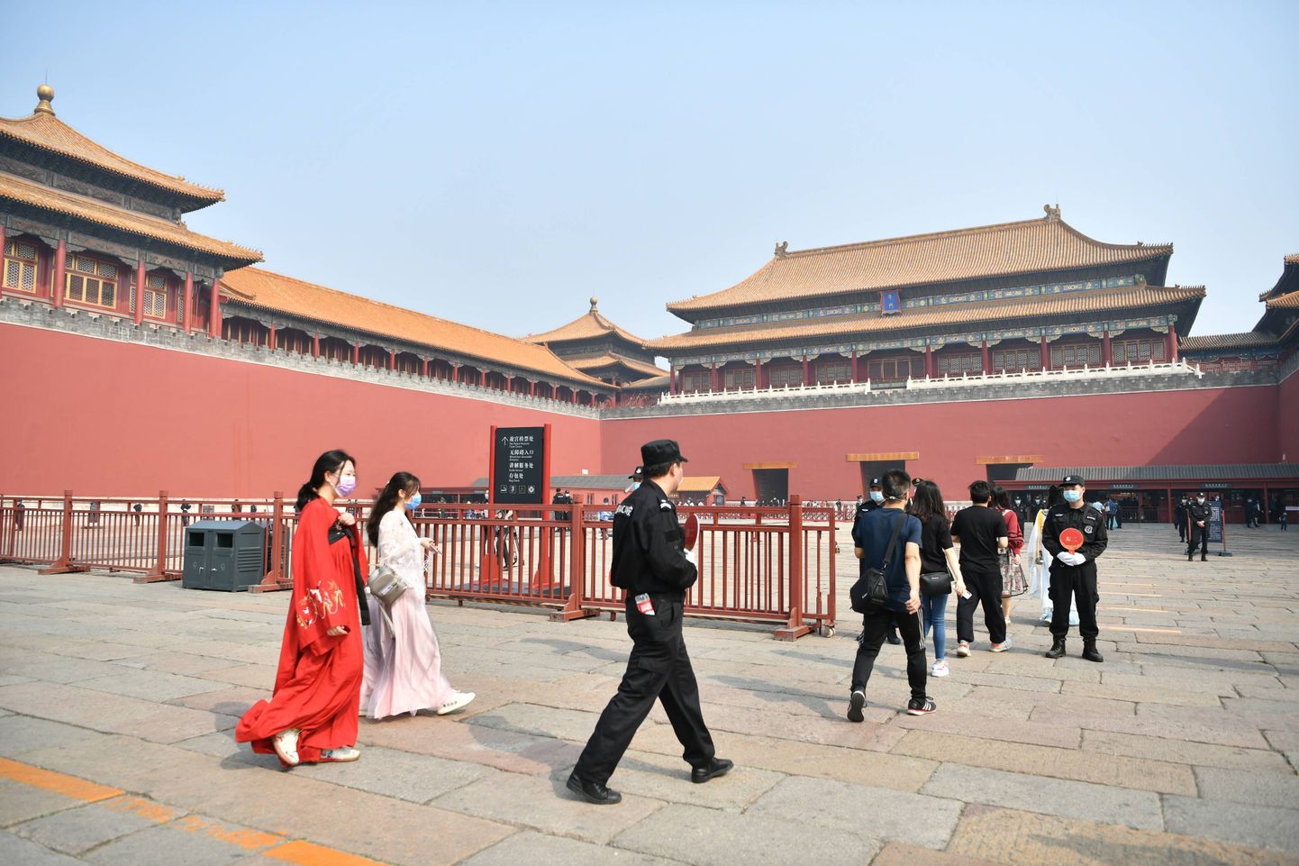 Peking taasavas 1. mail muuseumid ja pargid. Külastajad Pekingi Paleemuuseumis.