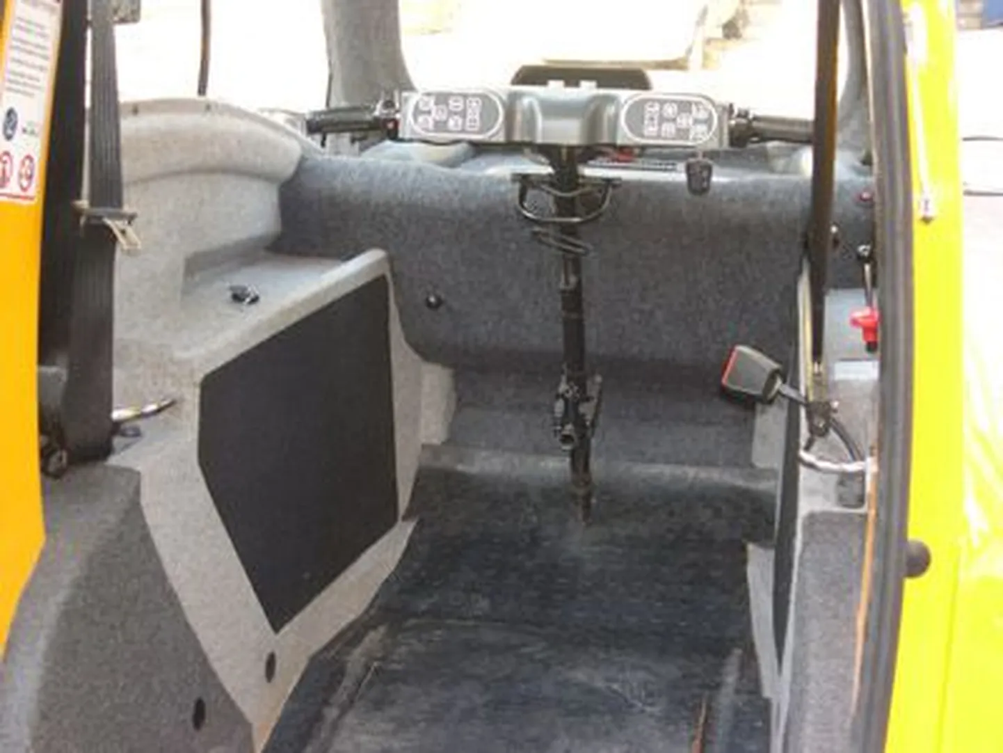 Autosse mahub vaid üks inimene.