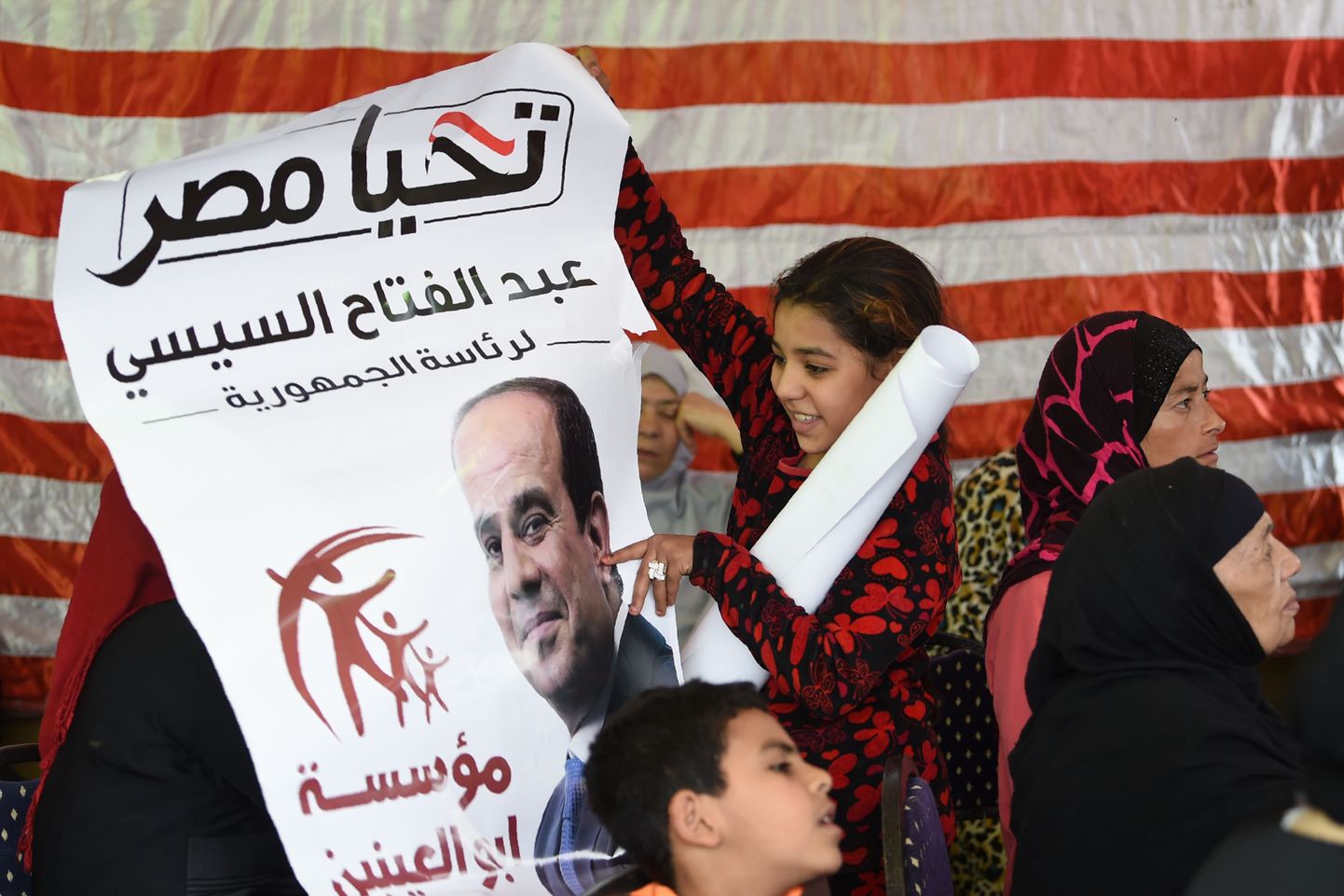Tüdruk Abdel Fattah al-Sisi valimisplakatiga.