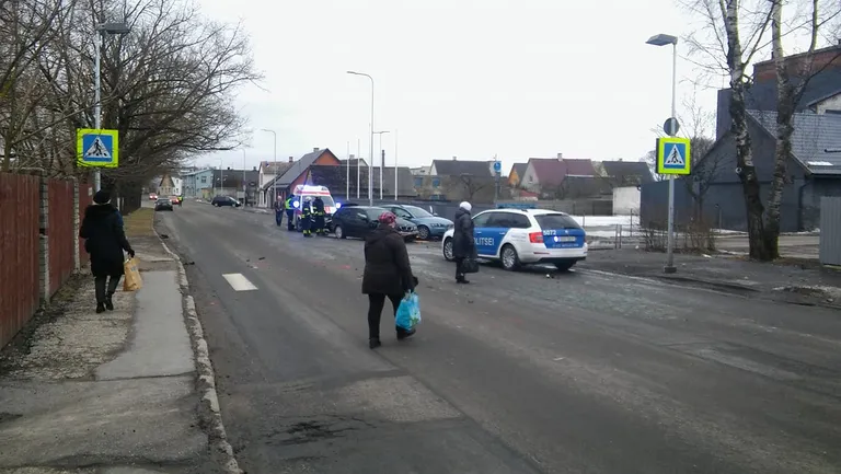 Pärnus Haapsalu maanteel sõitis BMW tagant otsa Volvole. Kolm inimest viidi haiglasse tervisekontrolli.