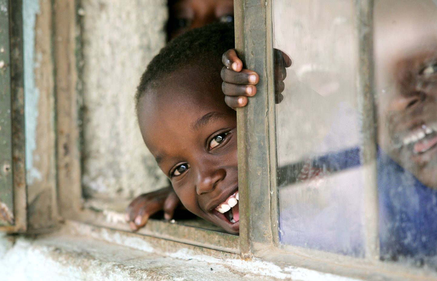 Keenia koolipoiss koolimaja aknast välja vaatamas. Foto on illustreeriv.