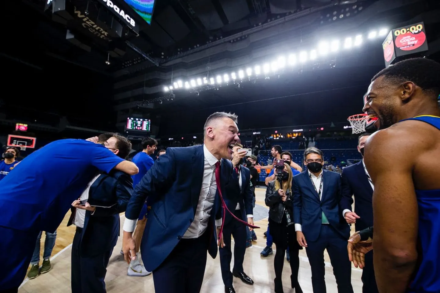 Šarunas Jasikevicius hoolealustega võitu tähistamas.