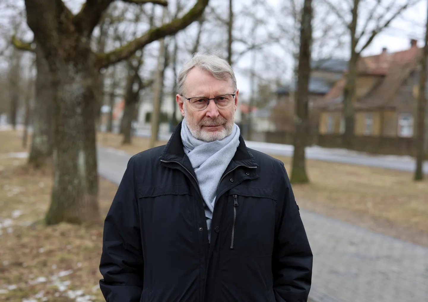 Mart Kadastik jalutab oma kodutänaval Tamme puiesteel, kus käib tihti ka tema jutustuse «Väikese poisi kadumine» peategelane Villem Maivel.
