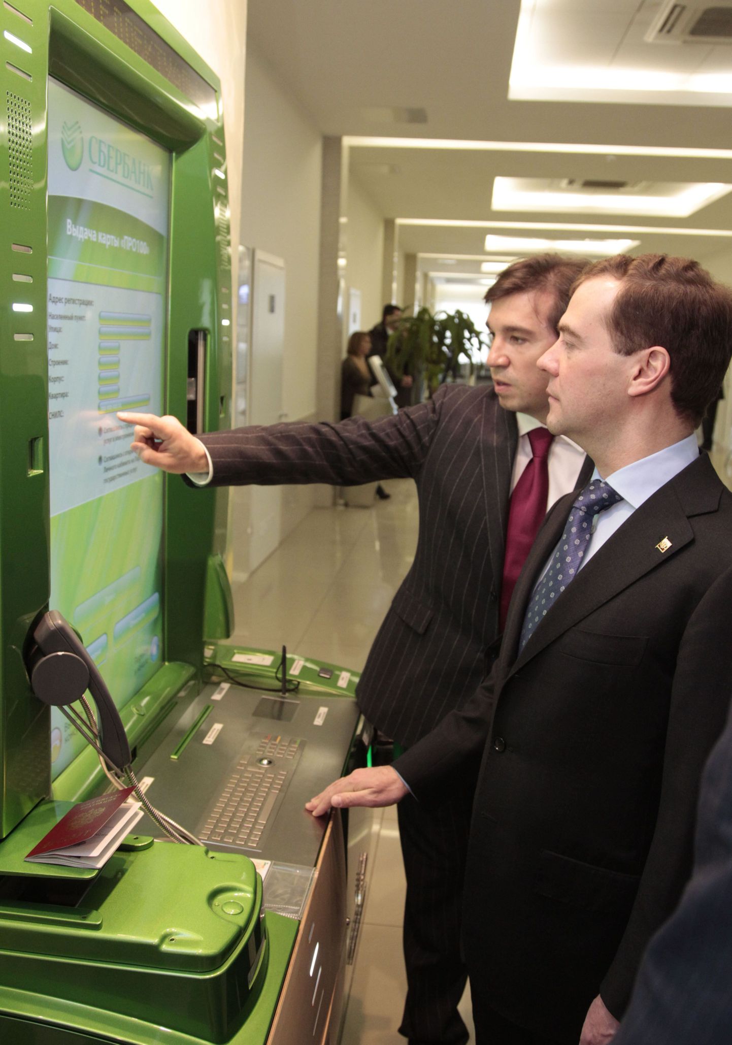Venemaa president Dmitri Medvedev Sberbanki pangaautomaati uudistamas. ATM oli veel mõned aastad tagasi Venemaal väga haruldane.