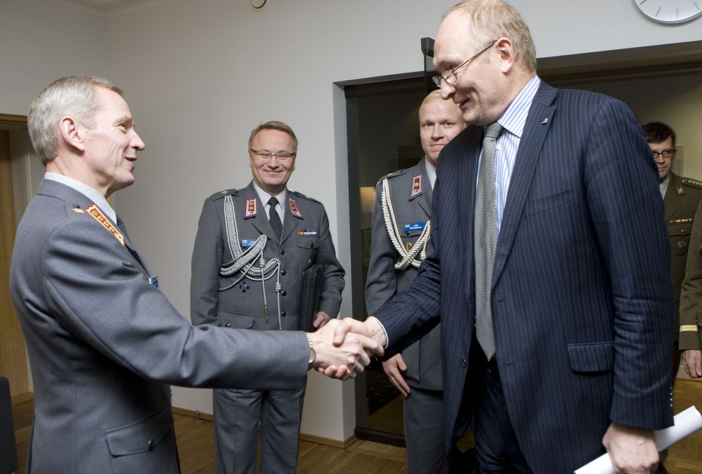 Kaitseminister Jaak Aaviksoo kohtus Soome kaitseväe juhataja kindral Ari Puheloineniga.