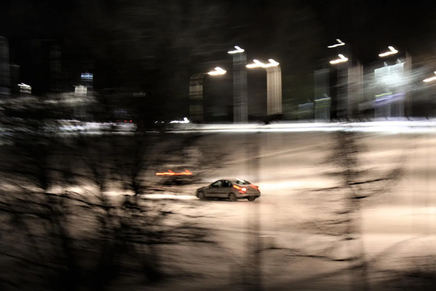 Paar kiiret külglibisemisega parklaringi ja kadunud nad ongi.