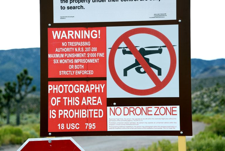 Hoiatussildid, mis keelavad Alale 51 sisenemise, piirkonnas droonide lennutamise ja fotode tegemise