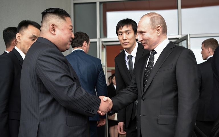 Kim Jong un ja Vladimir Putin kätlemas