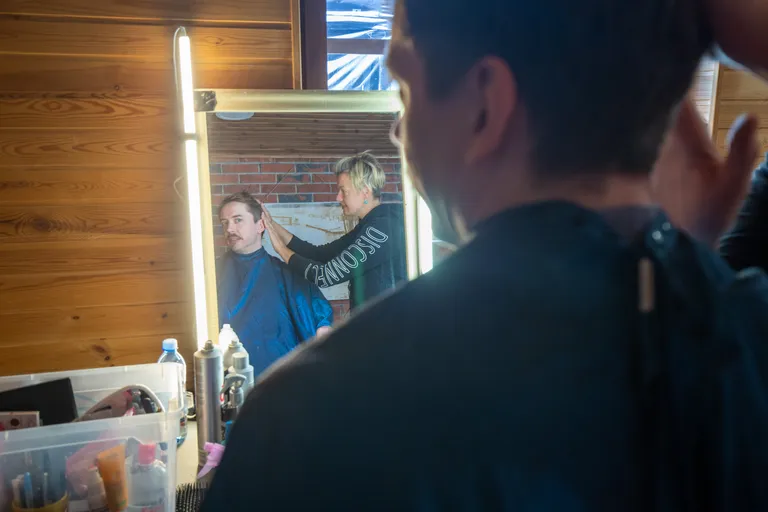 Filmi peaosas 13-aastase Oliveri isa Arturit mängib tuntud teletäht Mattias Naan. Talle tuli enne filmivõtteid teha grimm.