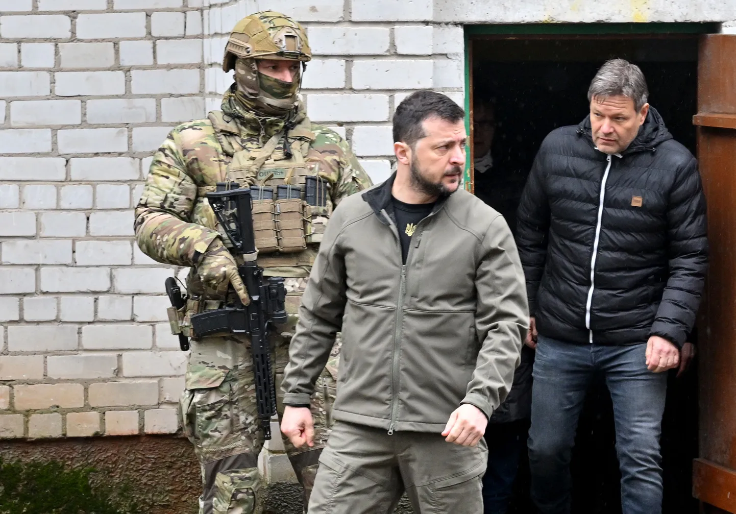 Ukraina president Volodõmõr Zelenskõi ja Saksa asekantsler Robert Habeck Ukrainas. Saksamaa on Ukrainat küll toetanud, kuid seal esineb jätkuvalt kahtlevaid hääli.
