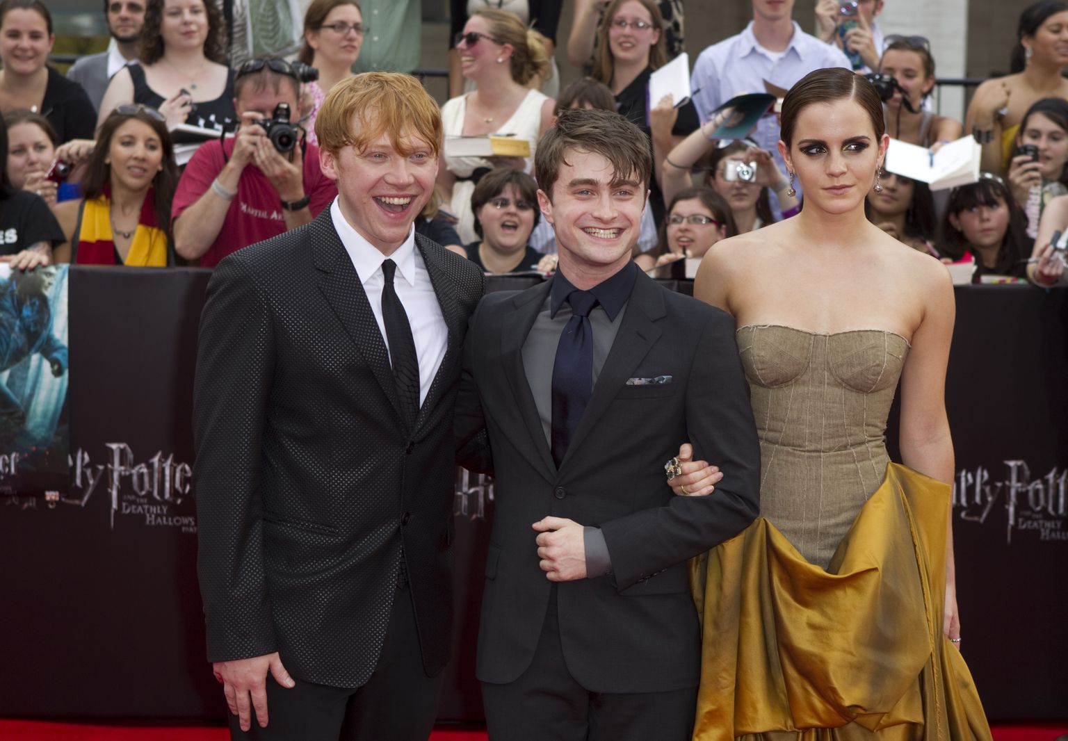 Aktieri Ruperts Grints, Daniels Redklifs un Emma Vatsone filmas "Harijs Poters un Nāves dāvesti: Otrā daļa" pirmizrādē Ņujorkā, 2011. gadā.