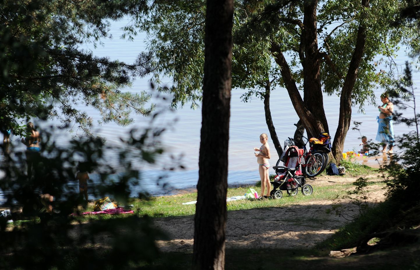 Cilvēki peldvietā pie Ķīšezera kultūras un atpūtas parkā "Mežaparks". Ilustratīvs foto