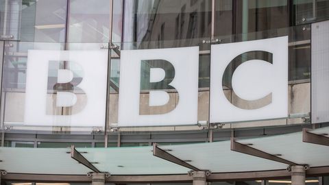 SKANDAAL INGLISMAAL ⟩ BBC saatejuhti süüdistatakse teismeliselt hiiglaslike summade eest alastipiltide ostmises