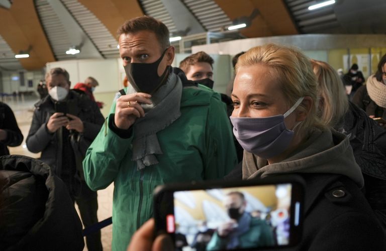 Алексей и Юлия Навальные в аэропорту Шереметьево после возвращения в Россию в январе 2021 года за несколько минут до задержания лидера российской оппозиции на паспортном контроле.
