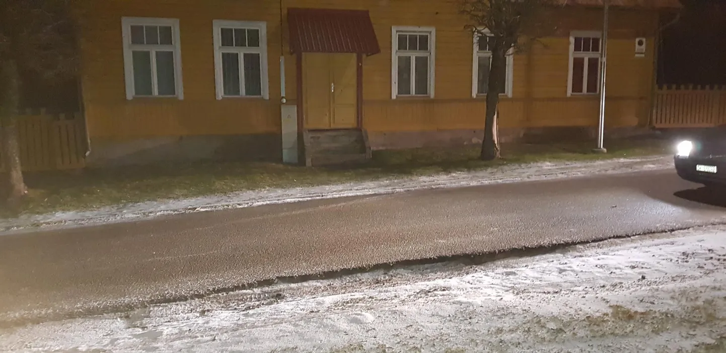 Kõnealune teelõik ja auk Valgas Pedeli tänaval, kus mees enda sõnul rehvi lõhkus.
