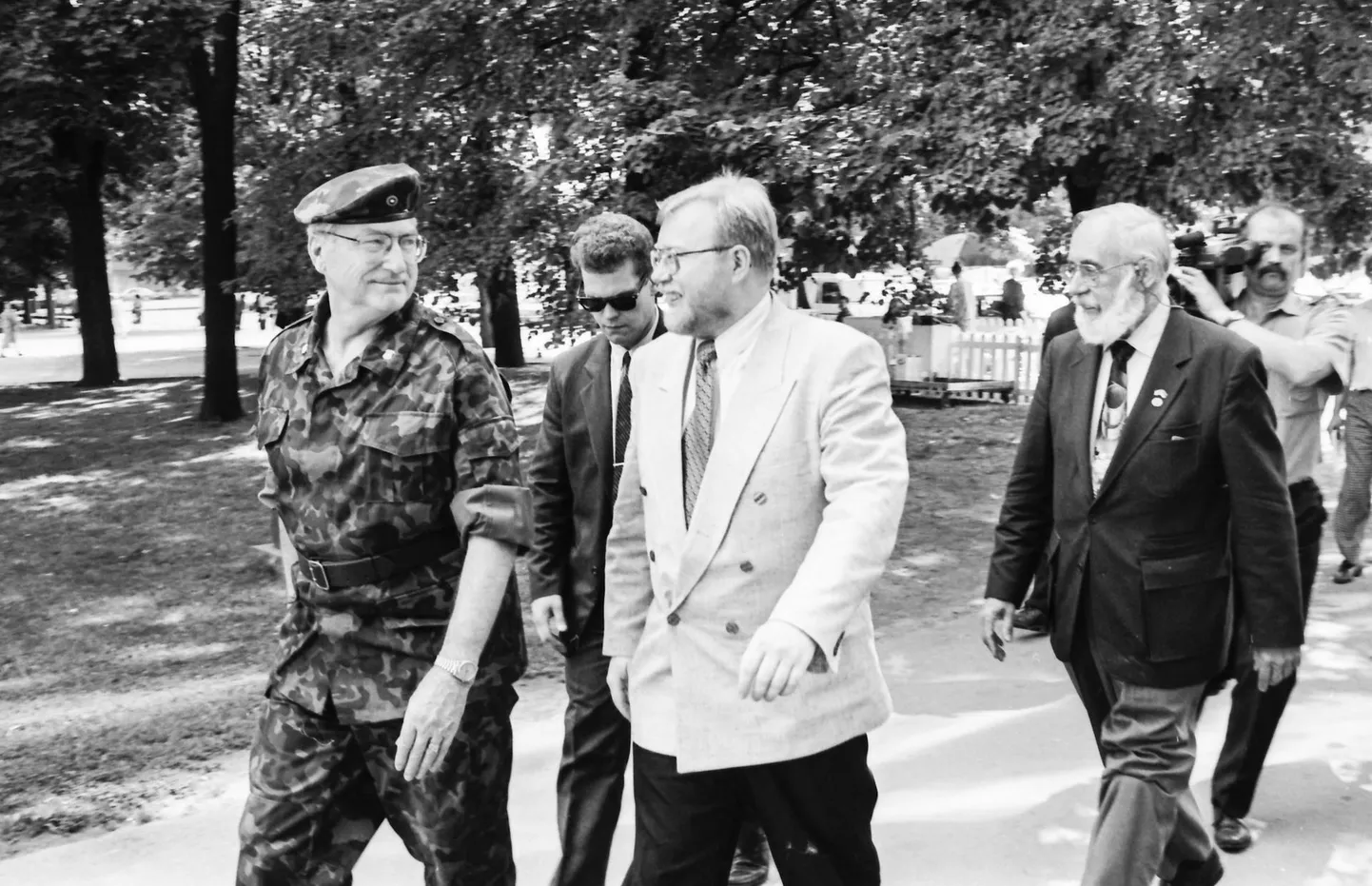 20. juuli 1993. Peaminister Mart Laari metsavendade raamatu esitlus Tallinnas kunstihoone galeriis. Saabuvad kaitseväe juhataja, kindralmajor Aleksander Einselni ja kaitsejõudude peastaabi nõunik Jyri Kork. FOTO: Peeter Langovits
