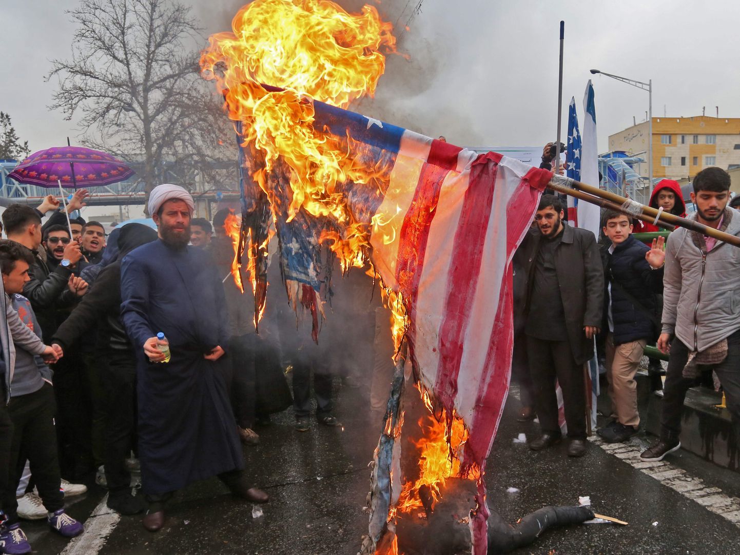 Сожжение флага США во время демонстрации по случаю 40-летия Исламской революции в Иране.