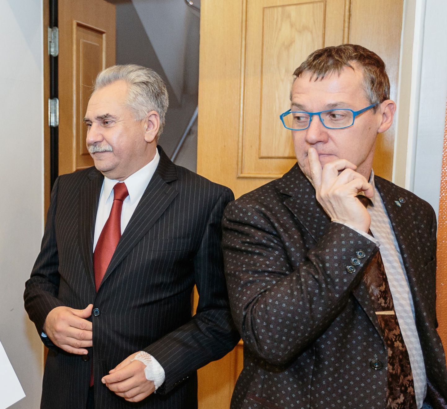 Алексей Воронов (слева) сообщил, что заявлении о недоверии мэру Нарвы Тармо Таммисте (справа) будет озвучено на следующей неделе.