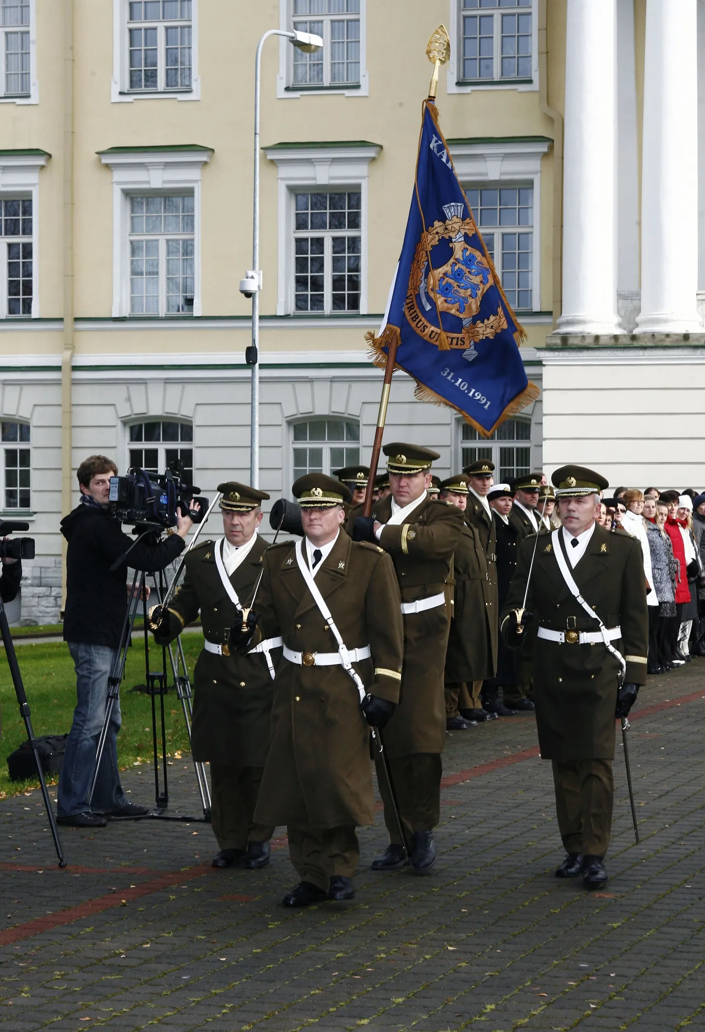 Kaitseminister andis kaitseväe peastaabile lipu.