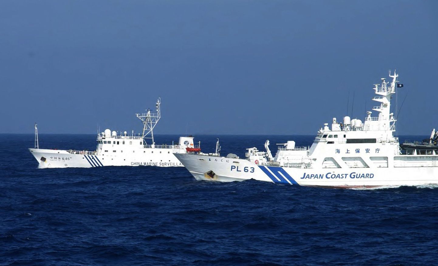 Hiina uurimislaeva (vasakul) ja Jaapani rannavalve vastasseis vaidlusaluste saarte juures.