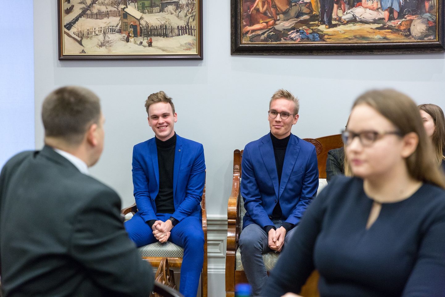 Peaminister leidis aega iga noorega eraldi juttu puhuda. Paide noortevolikogu esimees Kaarel Vene (noormees paremal).