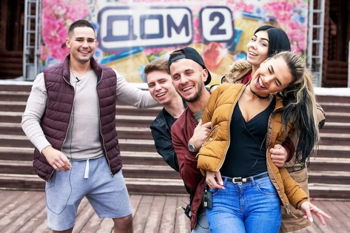 Бір қызды ұрып жатқан еркектердің порносын қараңыз