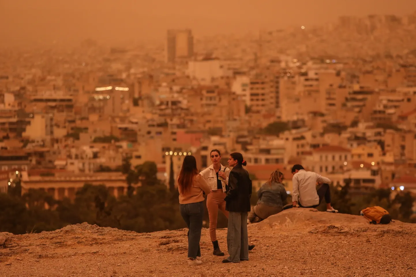 Kreeka pealinna Ateenat kattis 23. aprillil 2024 Põhja-Aafrikast Sahara kõrbest pärit peen mineraalne tolm, mis muutis õhu oranžiks.