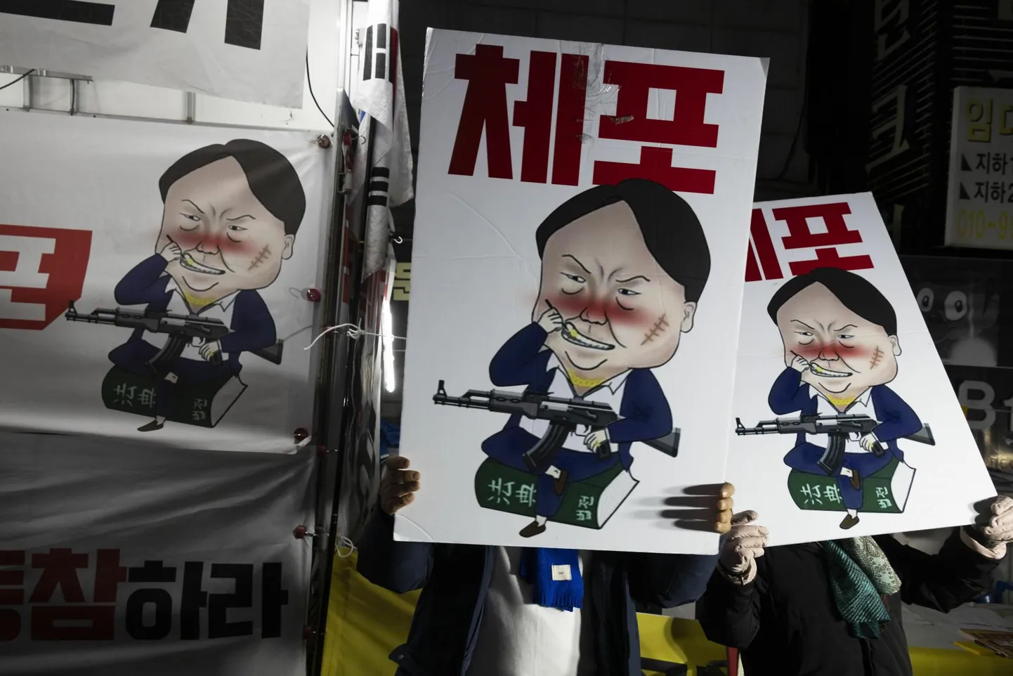Protestijad president Yoon Suk Yeoli kujutatavate plakatitega nõudmas tema vahistamist parlamendi ees toimuval meeleavaldusel Soulis 9. detsembril 2024. aastal.