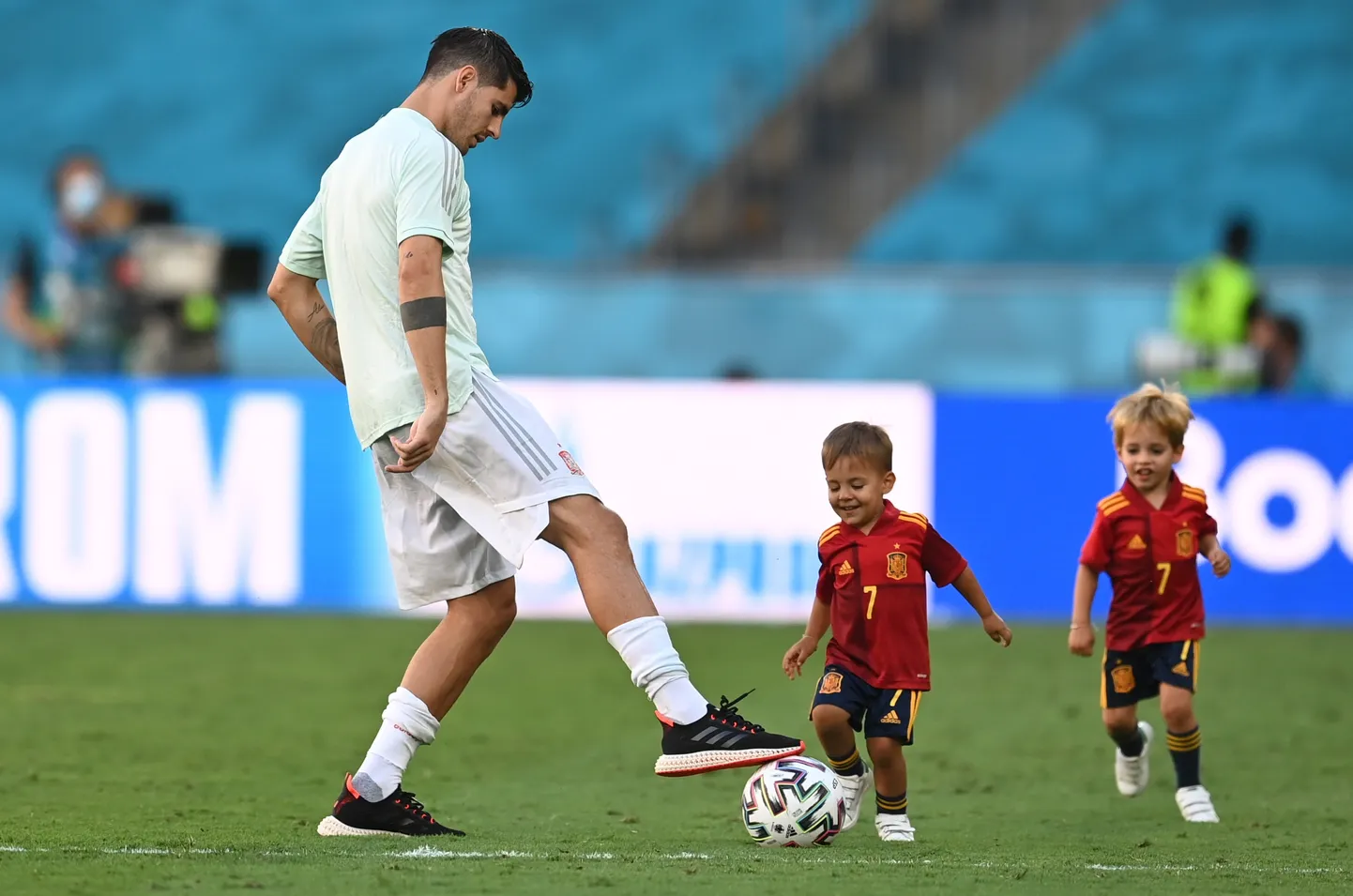 Alvaro Morata ja tema kaksikutest pojad.