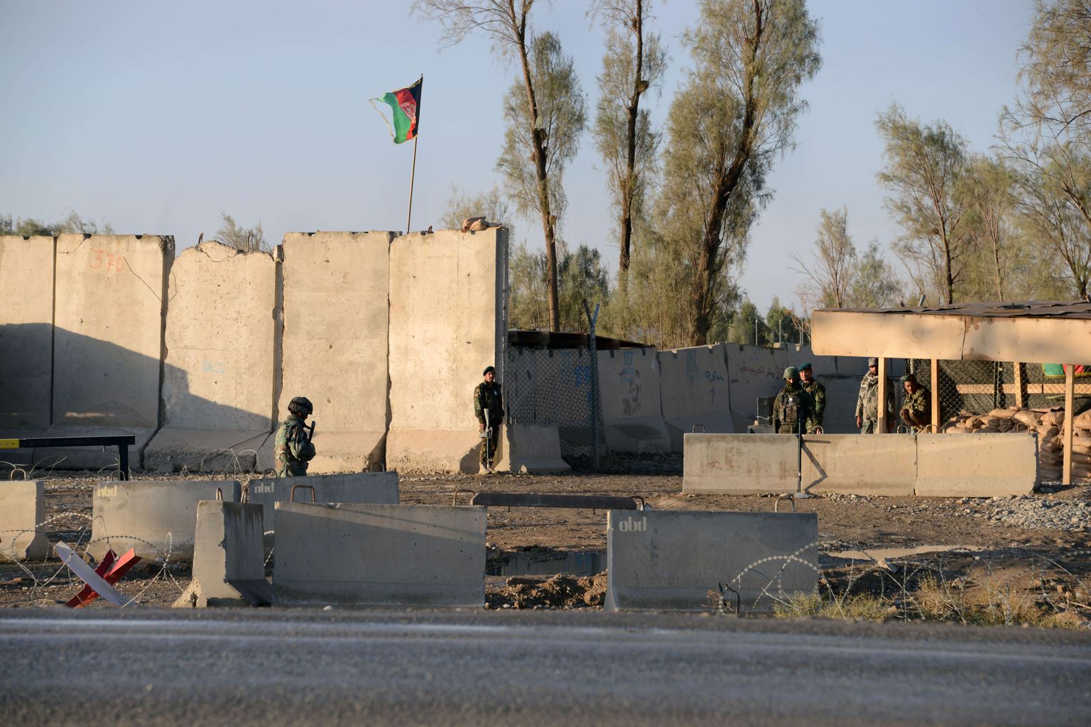 Afganistani julgeolekujõud Kandahari lennuväljakompleksi juures.