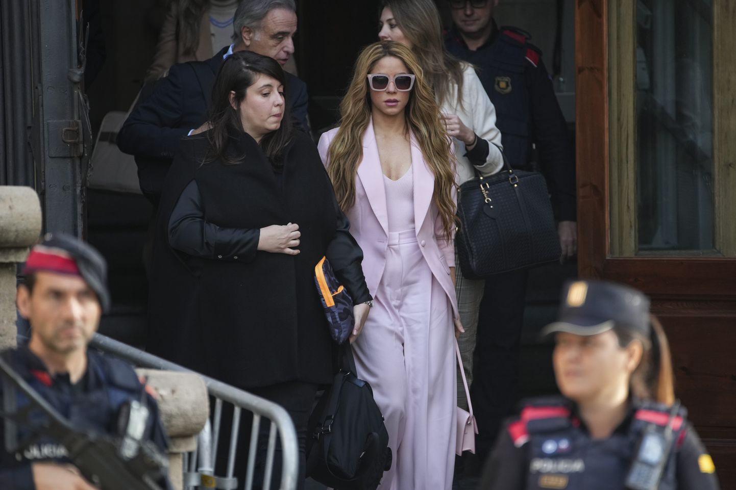 Shakira (keskel, roosas kostüümis) saabumas kohtusse.