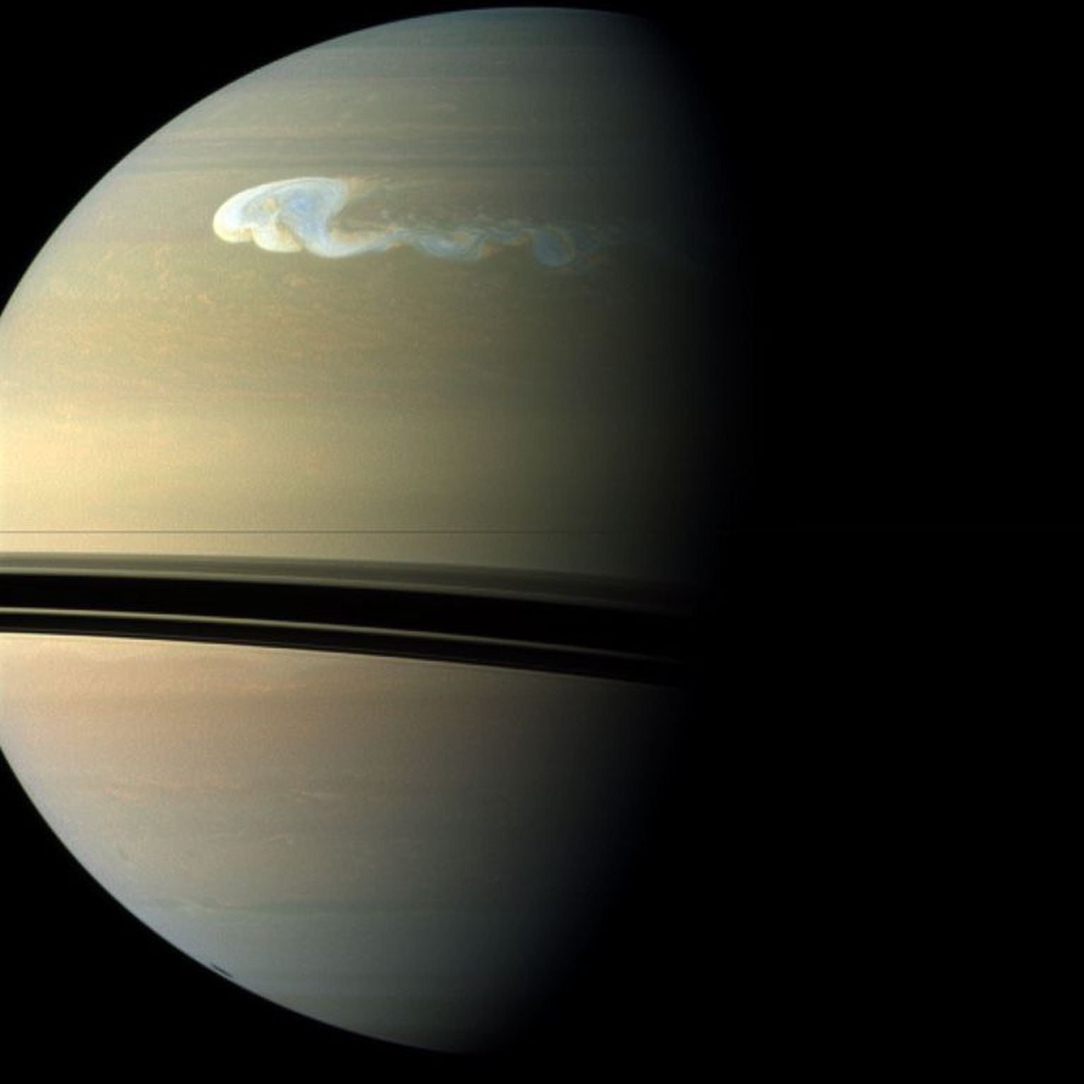 Saturnil on äike 10 000 korda võimsam kui Maal. Sond Cassini tehtud pilt Saturnist